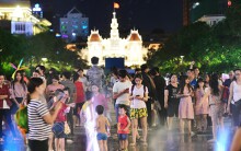 Phố đi bộ Nguyễn Huệ đông đúc người chơi lễ 2/9