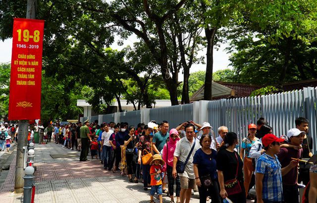 Hàng nghìn người dân xếp hàng viếng Lăng Chủ tịch Hồ Chí Minh - Ảnh 7. Hàng nghìn người dân xếp hàng viếng Lăng Chủ tịch Hồ Chí Minh - Ảnh 7.