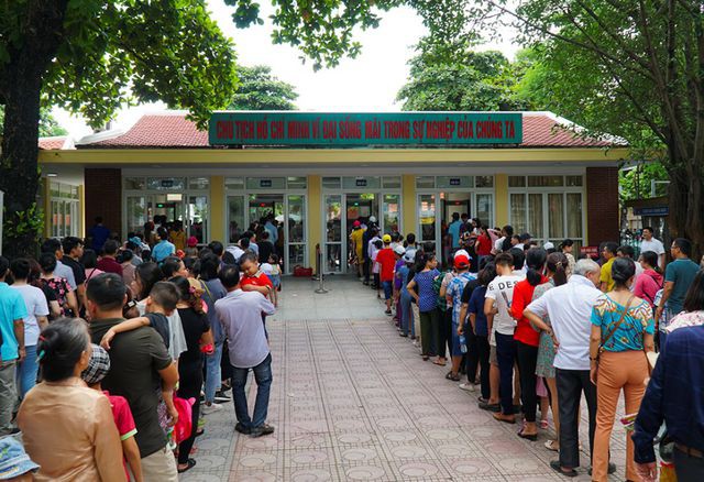 Hàng nghìn người dân xếp hàng viếng Lăng Chủ tịch Hồ Chí Minh - Ảnh 8. Hàng nghìn người dân xếp hàng viếng Lăng Chủ tịch Hồ Chí Minh - Ảnh 8.