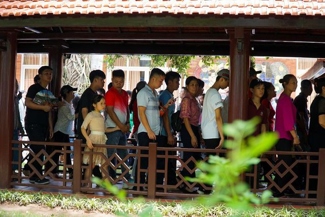 Hàng nghìn người dân xếp hàng viếng Lăng Chủ tịch Hồ Chí Minh - Ảnh 9. Hàng nghìn người dân xếp hàng viếng Lăng Chủ tịch Hồ Chí Minh - Ảnh 9.