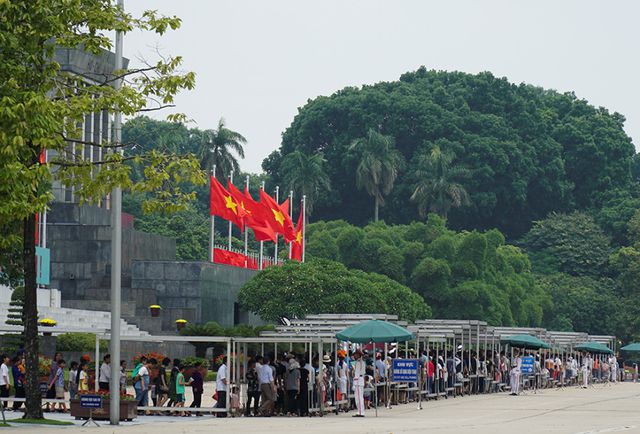 Hàng nghìn người dân xếp hàng viếng Lăng Chủ tịch Hồ Chí Minh - Ảnh 10. Hàng nghìn người dân xếp hàng viếng Lăng Chủ tịch Hồ Chí Minh - Ảnh 10.