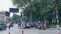 'Chặt chém' phí gửi xe tại Bờ Hồ, khách phàn nàn bị đe dọa, 'đuổi' đi (!?)