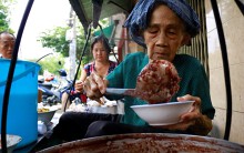 Tô cháo đậu 5.000 đồng 'bao no' của cụ bà 83 tuổi ở Sài Gòn