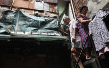 Gia đình 44 năm sống trên nóc nhà vệ sinh phố cổ