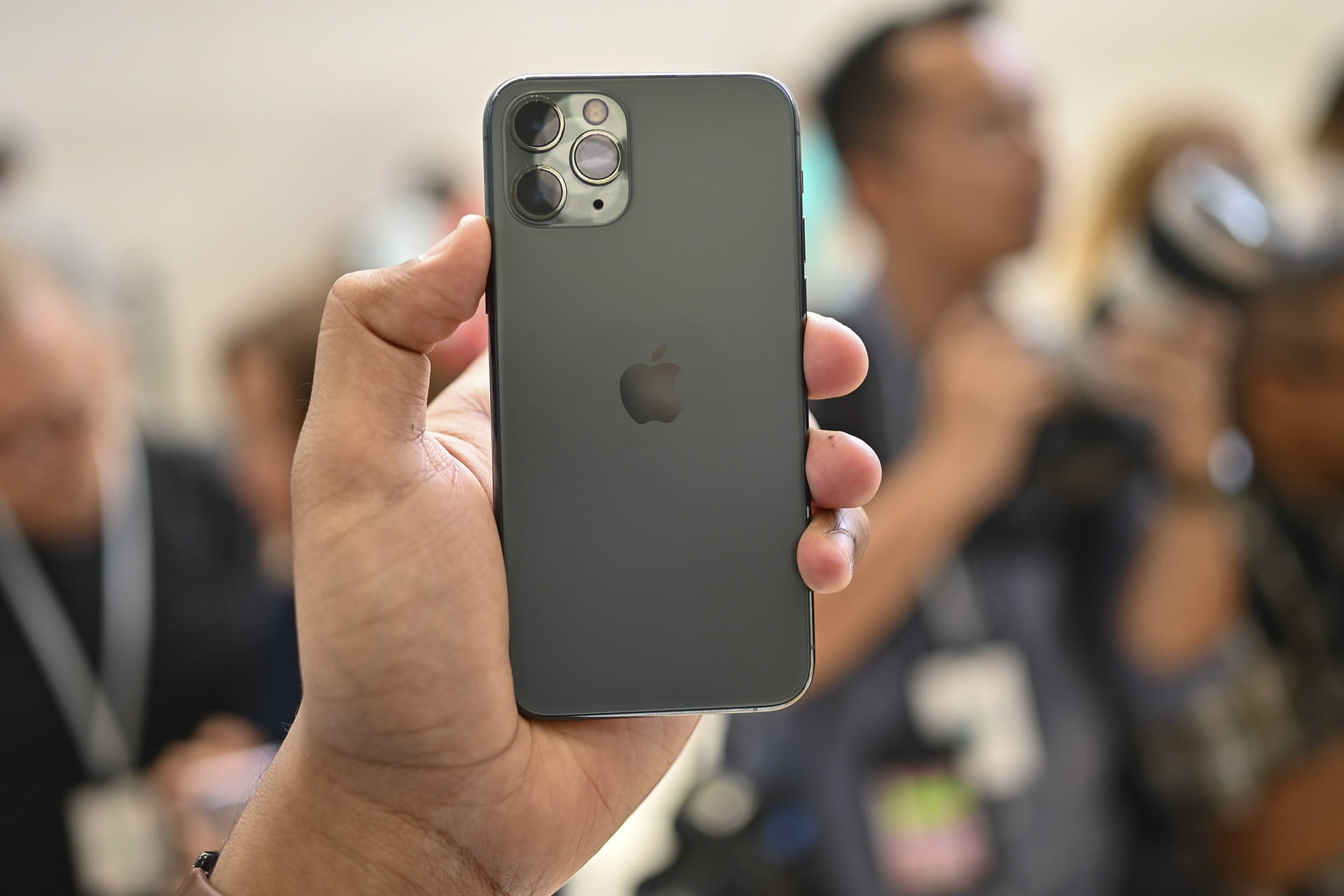 apple-iphone-11-pro-hands-on-jc-backside-1-1920x1280 apple-iphone-11-pro-hands-on-jc-backside-1-1920x1280