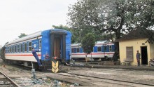 Nhọc nhằn nghề chuyên đu bám, dồn toa tàu hỏa