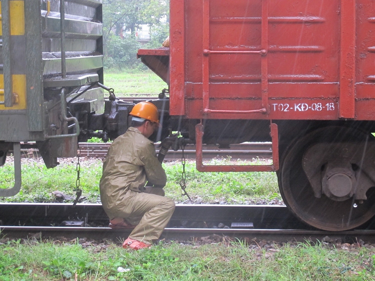 nhan-vien-ghep-noi-toa-xe-ga-giap-bat-2-1569038412-width1500height1125 nhan-vien-ghep-noi-toa-xe-ga-giap-bat-2-1569038412-width1500height1125