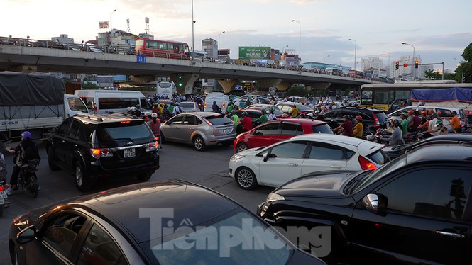 Cuối tuần đường phố Hà Nội vẫn tắc cứng - Ảnh 1. Cuối tuần đường phố Hà Nội vẫn tắc cứng - Ảnh 1.