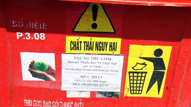 Chất thải độc hại ùn ứ trong hàng trăm thùng rác trên đường phố Đà Lạt - Ảnh 2. Chất thải độc hại ùn ứ trong hàng trăm thùng rác trên đường phố Đà Lạt - Ảnh 2.