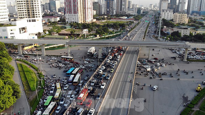 Cuối tuần đường phố Hà Nội vẫn tắc cứng - Ảnh 10. Cuối tuần đường phố Hà Nội vẫn tắc cứng - Ảnh 10.