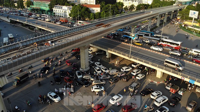Cuối tuần đường phố Hà Nội vẫn tắc cứng - Ảnh 2. Cuối tuần đường phố Hà Nội vẫn tắc cứng - Ảnh 2.