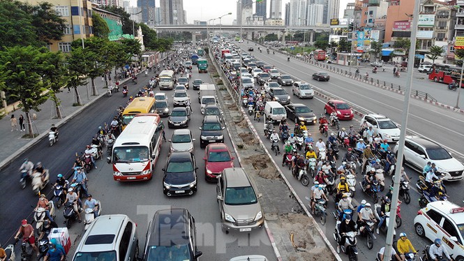 Cuối tuần đường phố Hà Nội vẫn tắc cứng - Ảnh 5. Cuối tuần đường phố Hà Nội vẫn tắc cứng - Ảnh 5.