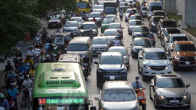 Cuối tuần đường phố Hà Nội vẫn tắc cứng - Ảnh 6. Cuối tuần đường phố Hà Nội vẫn tắc cứng - Ảnh 6.