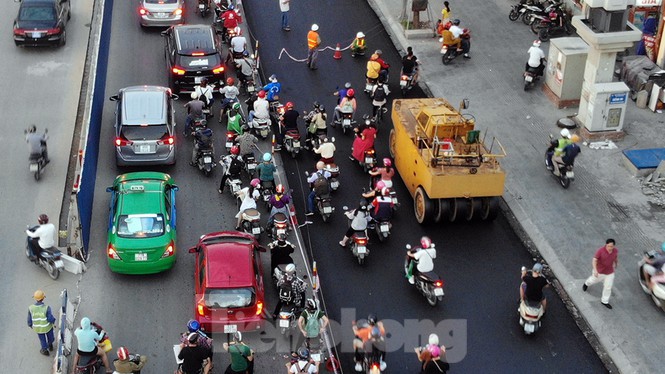 Cuối tuần đường phố Hà Nội vẫn tắc cứng - Ảnh 9. Cuối tuần đường phố Hà Nội vẫn tắc cứng - Ảnh 9.