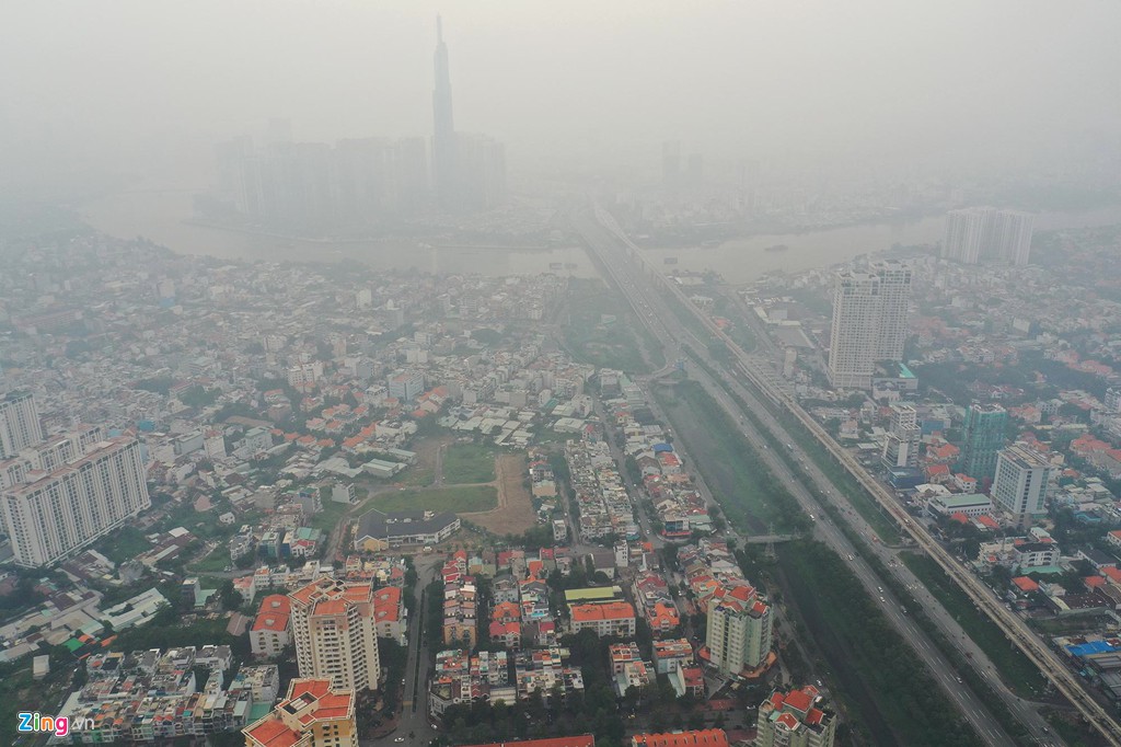 Landmark 81 'biến mất' trong bầu không khí mù đặc ở TP HCM - Ảnh 1. Landmark 81 'biến mất' trong bầu không khí mù đặc ở TP HCM - Ảnh 1.
