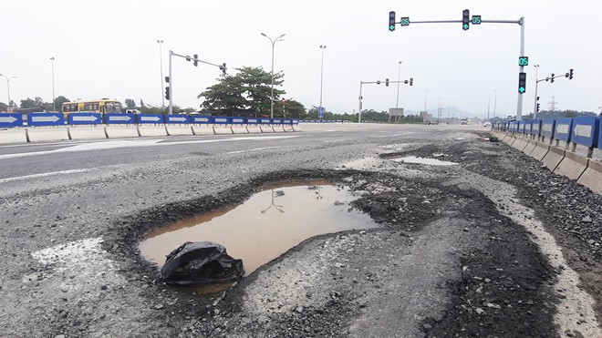 Cao tốc hơn 34.000 tỉ xuất hiện 'ổ trâu' sau vài cơn mưa nhỏ - Ảnh 1. Cao tốc hơn 34.000 tỉ xuất hiện 'ổ trâu' sau vài cơn mưa nhỏ - Ảnh 1.