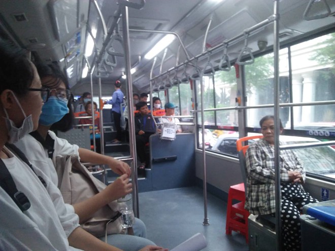 Đôi vợ chồng cùng sống, cùng làm trên một chiếc xe buýt - Ảnh 1.