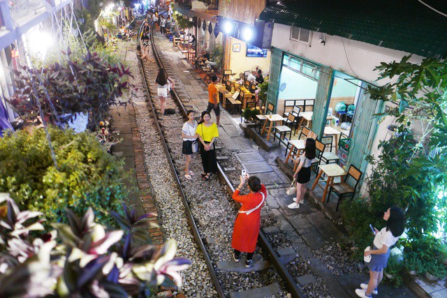 Xóm đường tàu phố cổ Hà Nội thành điểm chơi đêm nhộn nhịp - Ảnh 2. Xóm đường tàu phố cổ Hà Nội thành điểm chơi đêm nhộn nhịp - Ảnh 2.
