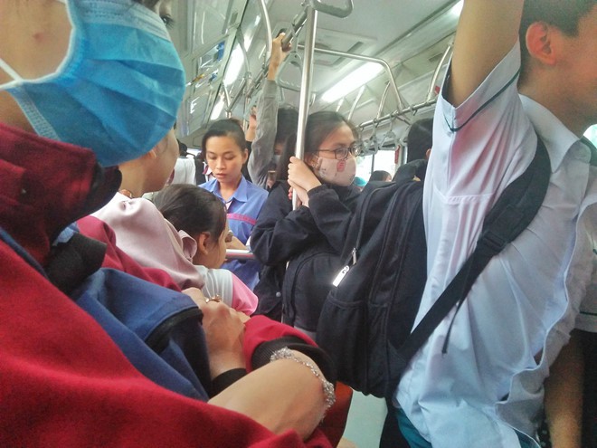 Đôi vợ chồng cùng sống, cùng làm trên một chiếc xe buýt - Ảnh 2.