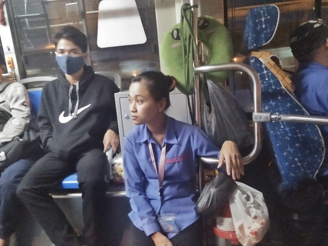 Đôi vợ chồng cùng sống, cùng làm trên một chiếc xe buýt - Ảnh 3.