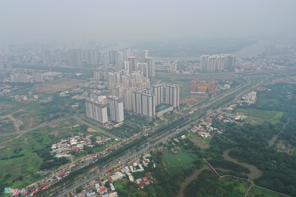 Landmark 81 'biến mất' trong bầu không khí mù đặc ở TP HCM - Ảnh 4. Landmark 81 'biến mất' trong bầu không khí mù đặc ở TP HCM - Ảnh 4.