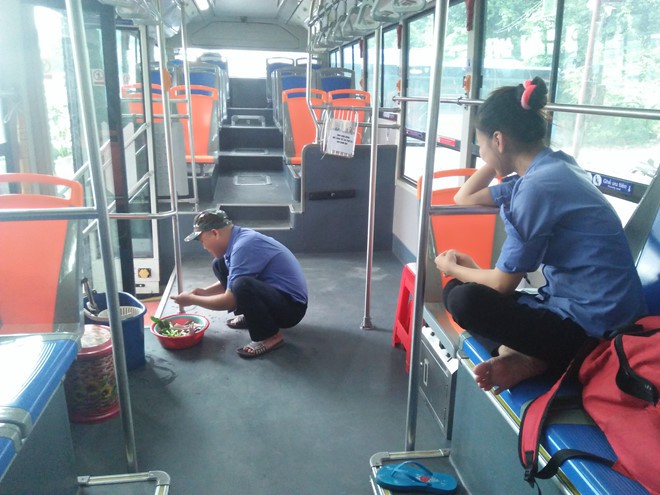 Đôi vợ chồng cùng sống, cùng làm trên một chiếc xe buýt - Ảnh 4.