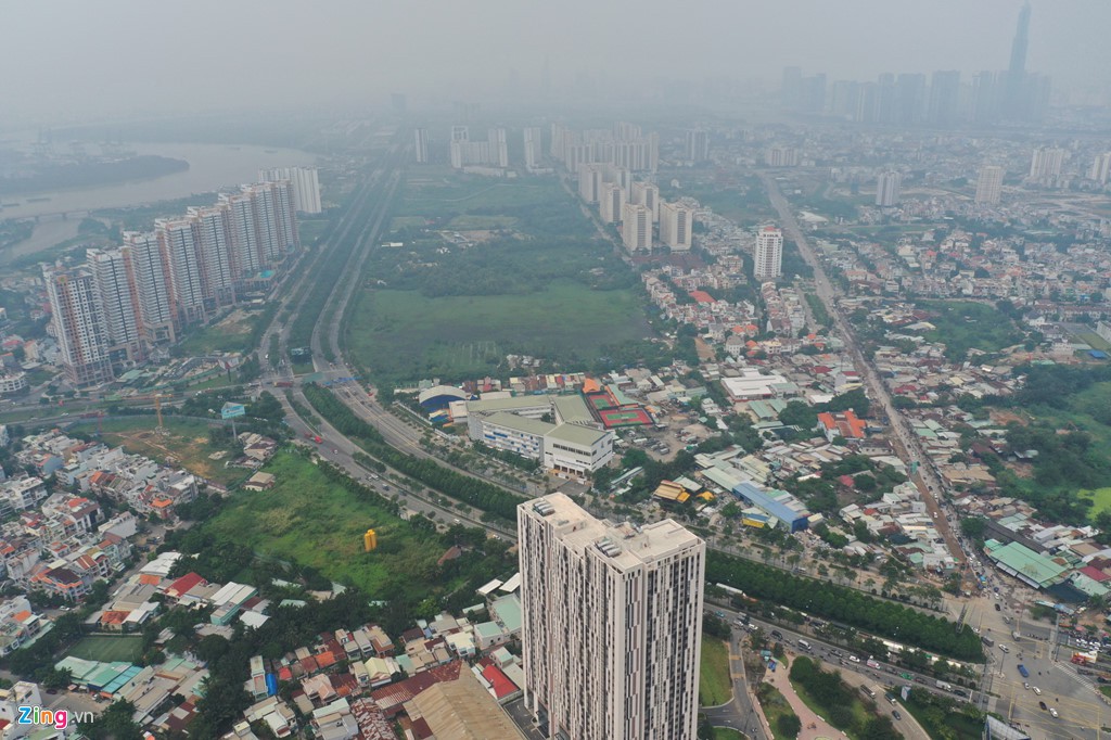 Landmark 81 'biến mất' trong bầu không khí mù đặc ở TP HCM - Ảnh 7. Landmark 81 'biến mất' trong bầu không khí mù đặc ở TP HCM - Ảnh 7.
