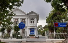 Vận động tháo dỡ hàng rào dọc hai bên con đường đẹp nhất xứ Huế