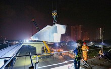 Cảnh lắp đặt phiến dầm 70 tấn ở công trường đường trên cao 5.000 tỉ