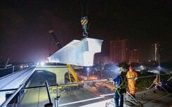 Cảnh lắp đặt phiến dầm 70 tấn ở công trường đường trên cao 5.000 tỉ