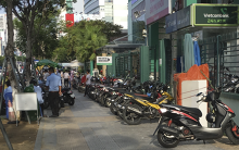 Bệnh viện ngang nhiên chiếm vỉa hè giữ xe, đẩy người đi bộ xuống lòng đường