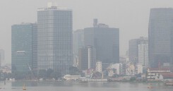 10 ngày nay dải hội tụ vắt qua Nam bộ khiến TP HCM mưa nhiều, sương mù ô nhiễm