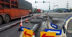 Sau mưa, đường nối cao tốc Đà Nẵng - Quảng Ngãi lộ đầy ổ gà, sống trâu