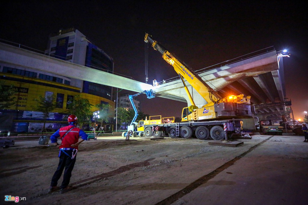 Cảnh lắp đặt phiến dầm 70 tấn ở công trường đường trên cao 5.000 tỉ - Ảnh 4. Cảnh lắp đặt phiến dầm 70 tấn ở công trường đường trên cao 5.000 tỉ - Ảnh 4.