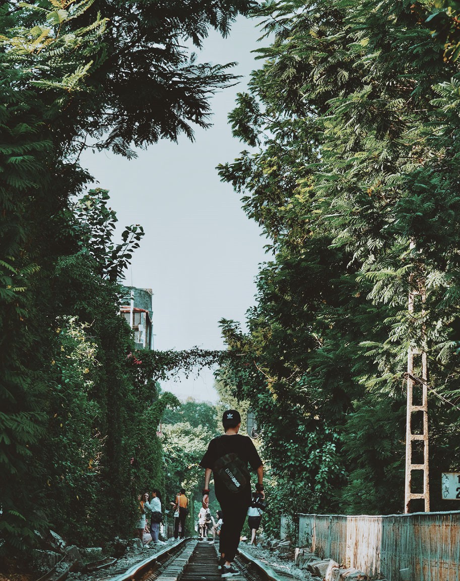 Duong tau rop bong cay giua long Ha Noi hut gioi tre hinh anh 6 Duong tau rop bong cay giua long Ha Noi hut gioi tre hinh anh 6