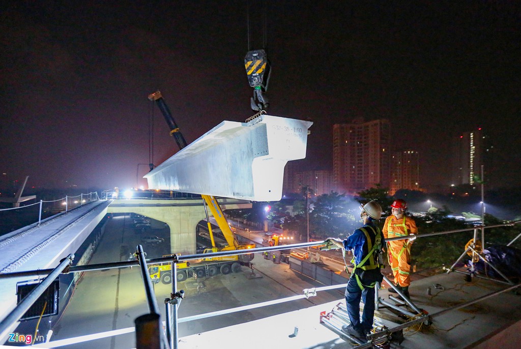 Cảnh lắp đặt phiến dầm 70 tấn ở công trường đường trên cao 5.000 tỉ - Ảnh 8. Cảnh lắp đặt phiến dầm 70 tấn ở công trường đường trên cao 5.000 tỉ - Ảnh 8.