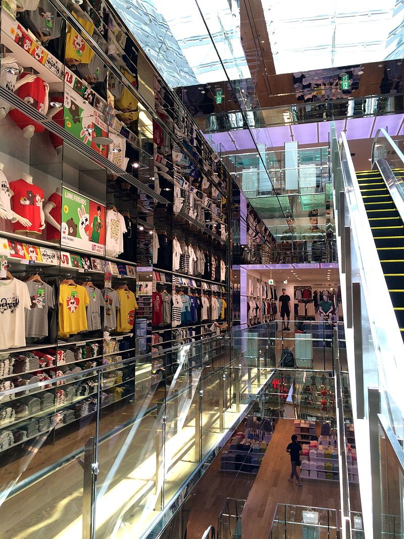 Uniqlo_Shinsaibashisuji_Flag_ship_store_Interior_view_2014 Uniqlo_Shinsaibashisuji_Flag_ship_store_Interior_view_2014