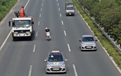 Xe máy 'đùa với tử thần' trên cao tốc Đại lộ Thăng Long