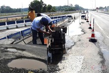 Ổ gà, ổ voi tái xuất trên cao tốc 34.000 tỉ: VEC đổ tại trời mưa