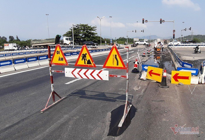 Ổ gà, ổ voi tái xuất trên cao tốc 34.000 tỷ: VEC đổ tại trời mưa - Ảnh 1. Ổ gà, ổ voi tái xuất trên cao tốc 34.000 tỷ: VEC đổ tại trời mưa - Ảnh 1.