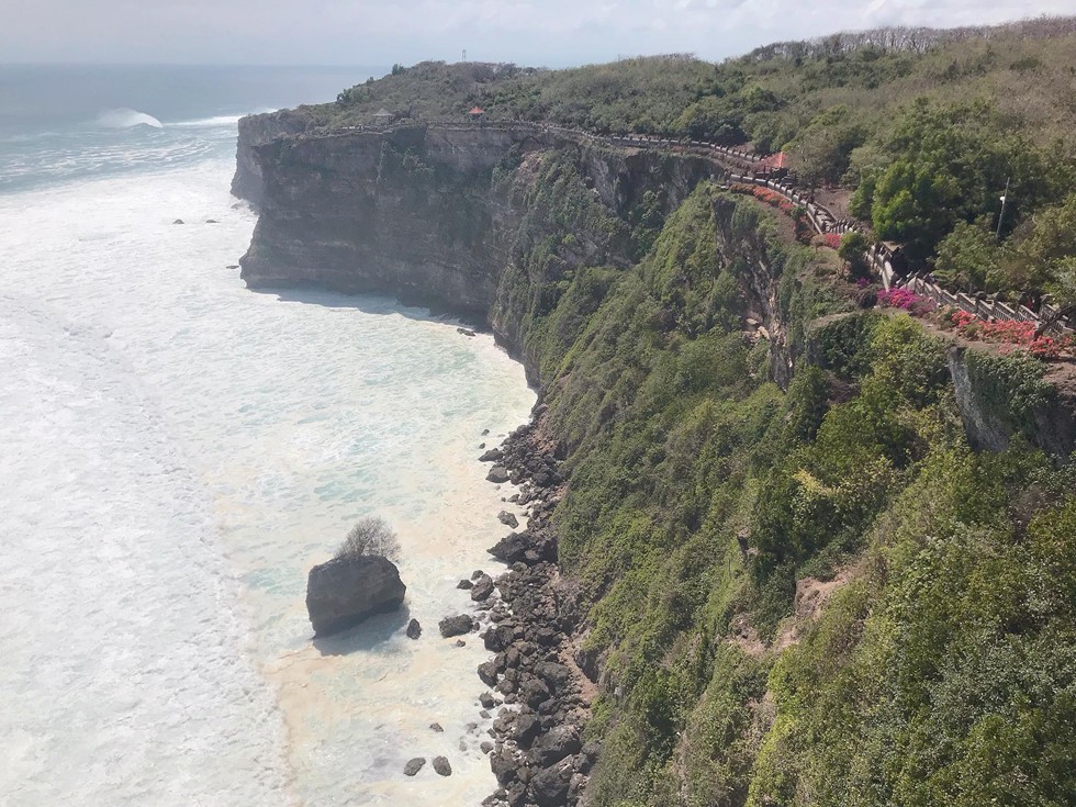 Đảo ngọc Bali có còn hấp dẫn du khách khi dự luật cấm 'ăn cơm trước kẻng' ra đời? - Ảnh 3. Đảo ngọc Bali có còn hấp dẫn du khách khi dự luật cấm 'ăn cơm trước kẻng' ra đời? - Ảnh 3.