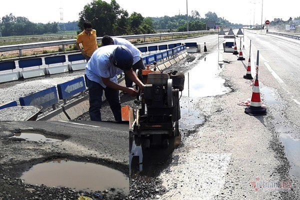 Ổ gà, ổ voi tái xuất trên cao tốc 34.000 tỷ: VEC đổ tại trời mưa - Ảnh 2. Ổ gà, ổ voi tái xuất trên cao tốc 34.000 tỷ: VEC đổ tại trời mưa - Ảnh 2.