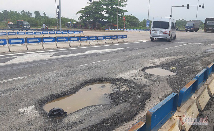Ổ gà, ổ voi tái xuất trên cao tốc 34.000 tỷ: VEC đổ tại trời mưa - Ảnh 4. Ổ gà, ổ voi tái xuất trên cao tốc 34.000 tỷ: VEC đổ tại trời mưa - Ảnh 4.