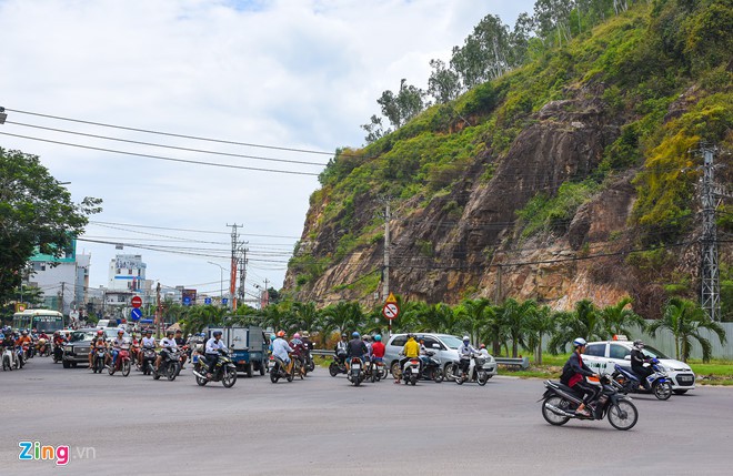 Bình Định tạm dừng dự án tạc phù điêu 86 tỉ vào vách núi - Ảnh 2. Bình Định tạm dừng dự án tạc phù điêu 86 tỉ vào vách núi - Ảnh 2.