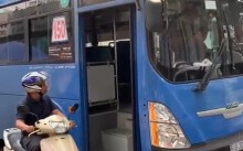 Đình chỉ tài xế xe buýt bấm còi inh ỏi, ép xe máy rồi phun nước bọt khi bị phàn nàn