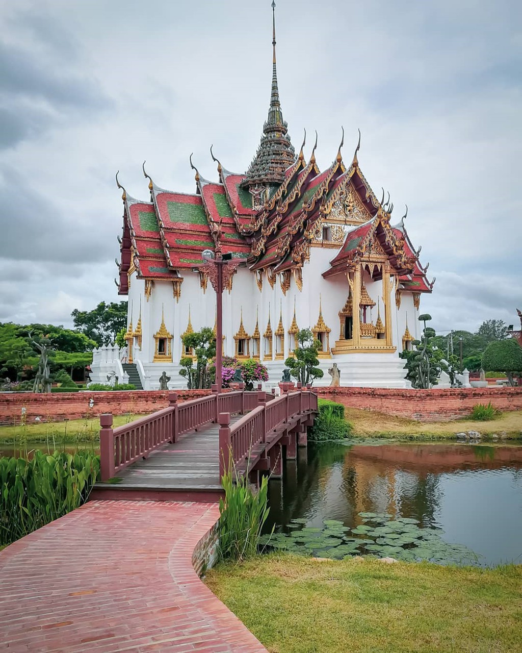 Thuy quai bao quanh ngoi den trong thanh co o Thai Lan hinh anh 11 Thuy quai bao quanh ngoi den trong thanh co o Thai Lan hinh anh 11
