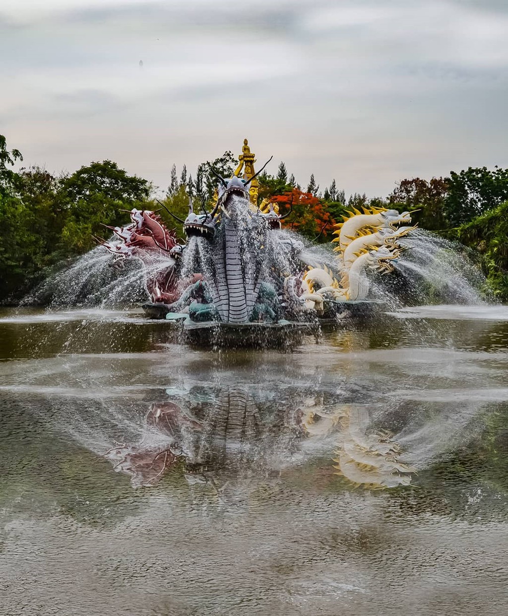Thuy quai bao quanh ngoi den trong thanh co o Thai Lan hinh anh 6 Thuy quai bao quanh ngoi den trong thanh co o Thai Lan hinh anh 6