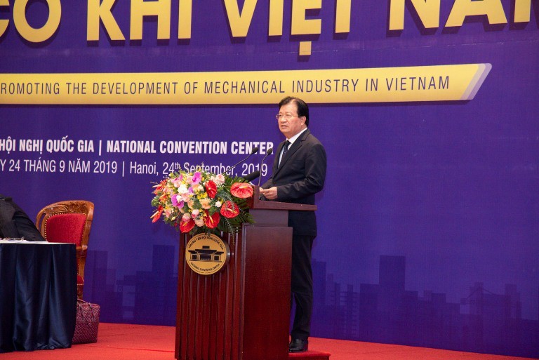 'Việt Nam 100 triệu dân, không thể chỉ nhập ô tô về tiêu dùng' - Ảnh 1. 'Việt Nam 100 triệu dân, không thể chỉ nhập ô tô về tiêu dùng' - Ảnh 1.