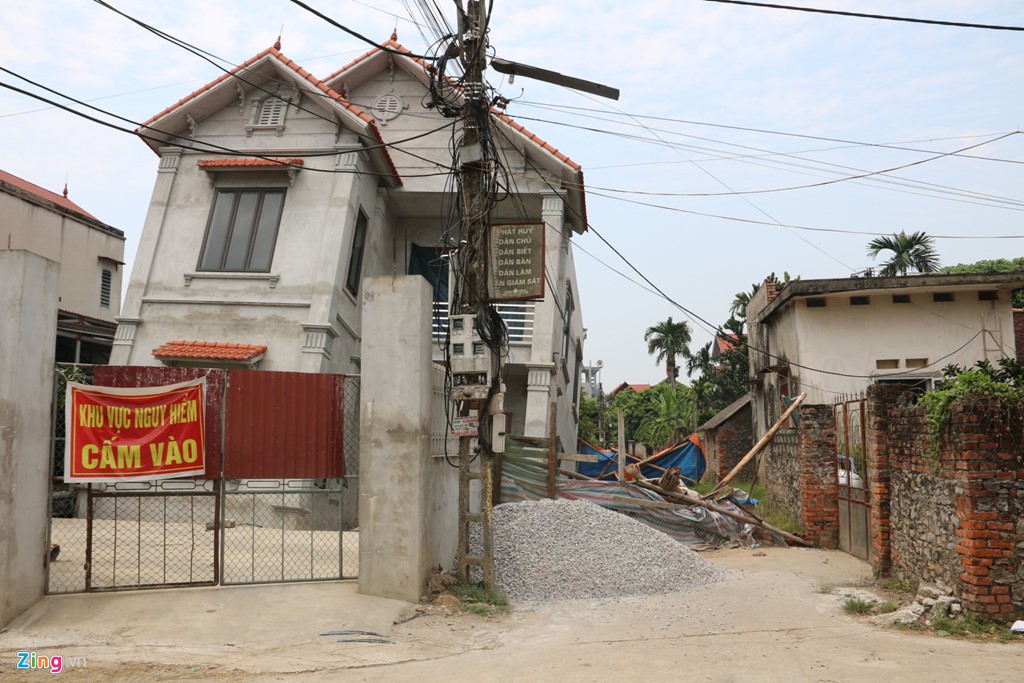 3 tháng sau sự cố hố tử thần 'nuốt' nhà, người dân vẫn phải đi ở nhờ - Ảnh 2.