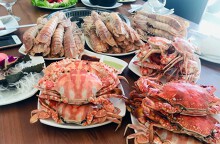 Ăn buffet hải sản, thủ túi nilon mang về chục con ghẹ, 1,5 kg bề bề